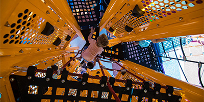 Kind climbing on playground